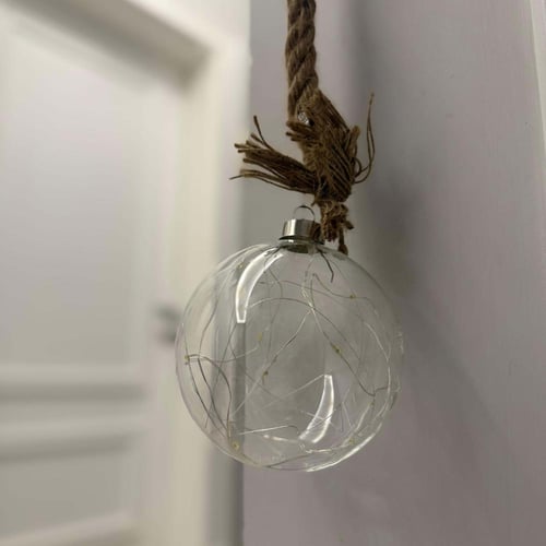 إنارة ديكورية معلقة بحبل طبيعي وكرة زجاجية مضيئة