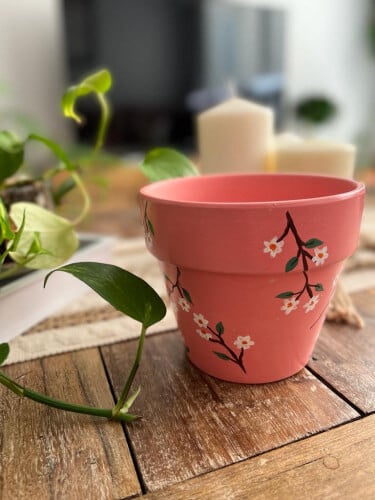 أصيص فخار طبيعي مصنوع ومرسوم يدويًا بلون وردي