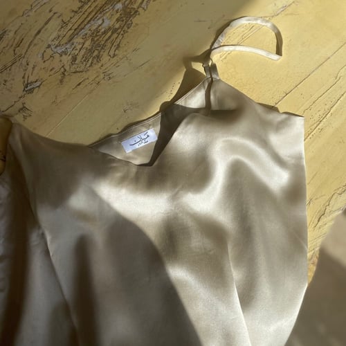 قميص حرير 100% باللون البيج الفاتح