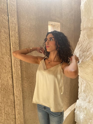 قميص حرير 100% باللون البيج الفاتح