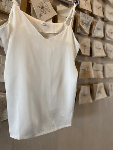 قميص حرير طبيعي 100٪ باللون الاوف وايت