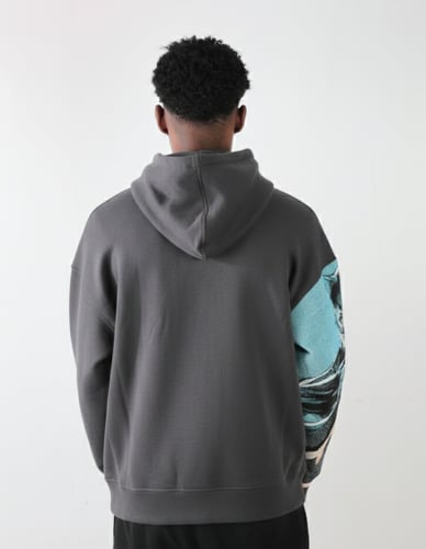 بلوفر هودي رسمه في اليد