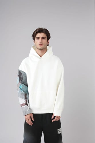 بلوفر هودي رسمه في اليد