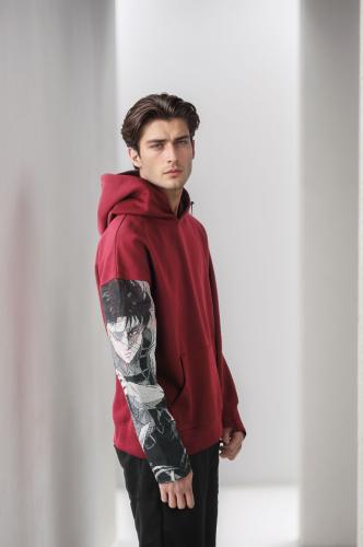 بلوفر هودي رسمه في اليد