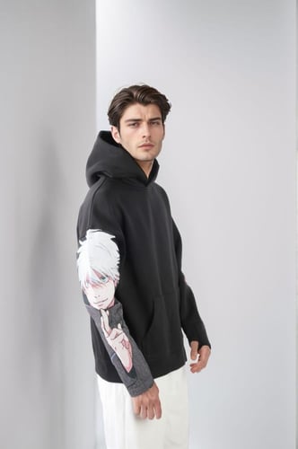 بلوفر هودي رسمه في اليد