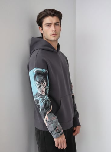 بلوفر هودي رسمه في اليد