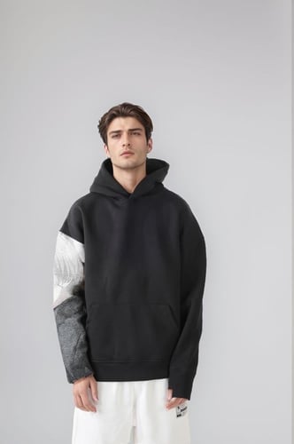 بلوفر هودي رسمه في اليد