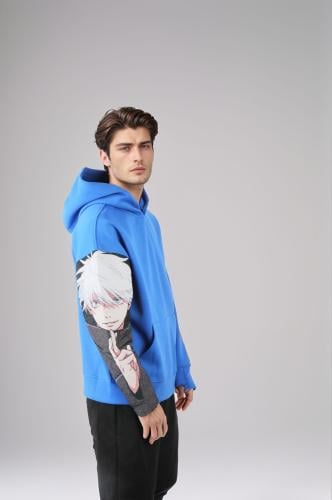 بلوفر هودي رسمه في اليد