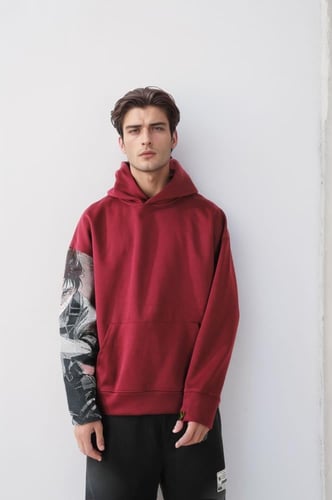 بلوفر هودي رسمه في اليد