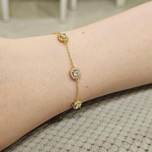 اسوارة باندورا ذهبية مزينة باحجار والماس