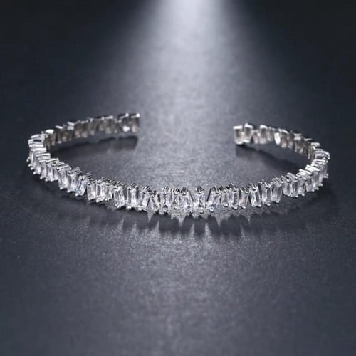 اسوارة نسائية مرصعة بحجر الزريكون