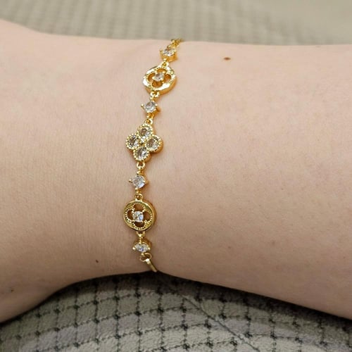 اسوارة باندورا وردات ذهبية مرصعة باحجار