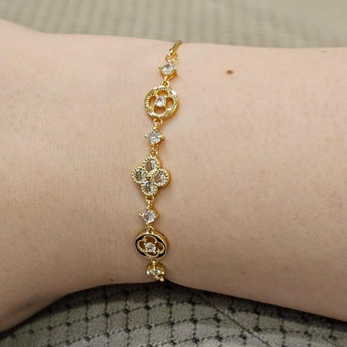 اسوارة باندورا وردات ذهبية مرصعة باحجار