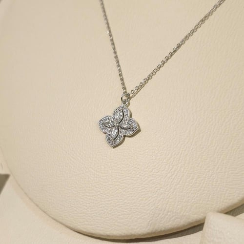 سلسال روبرتو كوين فضي مزين بأحجار