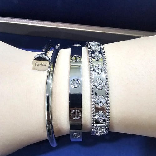مجموعة أساور "لمسة فضة" اساور فان كليف كارتير فضي