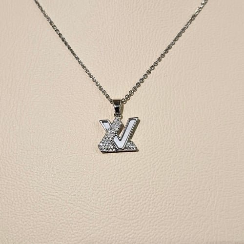 سلسال ال في فضي ابيض على شكل حرف LV