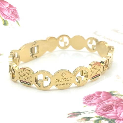 اسوارة مطلية ذهب مفرغة ومنقوشة بتصميم مستوحى من قو...