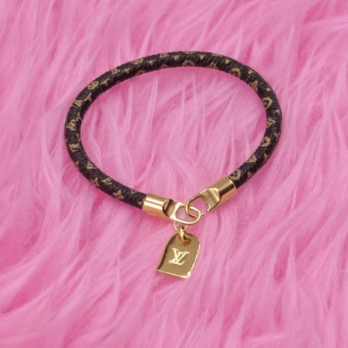 سوار ال في جلد مطبوع بشكل الزهرة بأطراف وتعليقة مط...