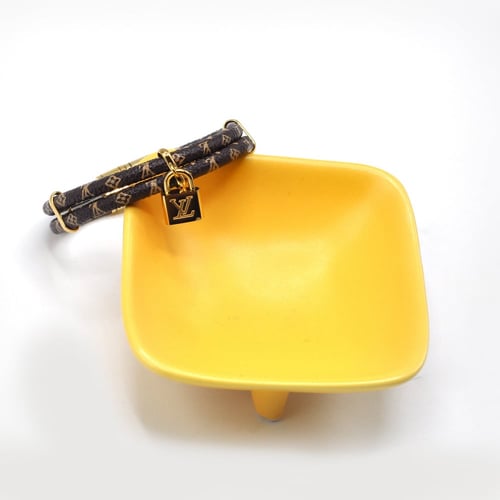 اسوارة ال في دوبل جلد بقفل معدني وتعليقة شكل قفل م...