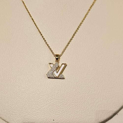 سلسال ال في ذهبي ابيض على شكل حرف LV