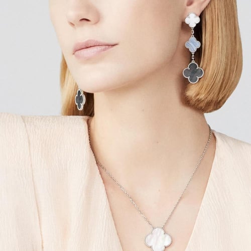 حلق فان كليف طويل 3 وردات لون ابيض ازرق رخامي اسود