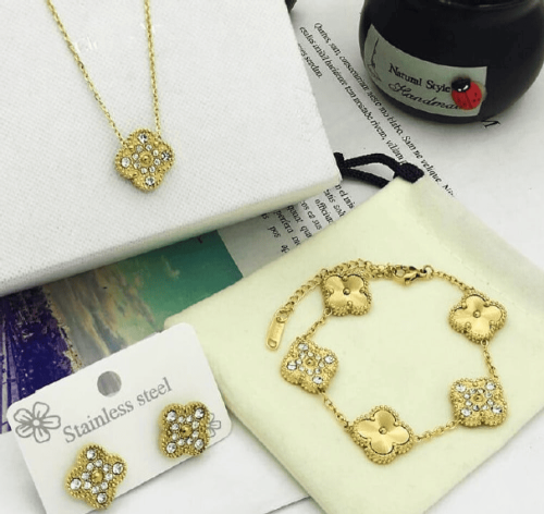 طقم فان كليف مطلي ذهب 3 قطع مع ملحقات