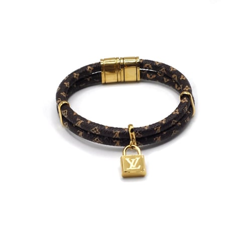 اسوارة ال في دوبل جلد بقفل معدني وتعليقة شكل قفل م...