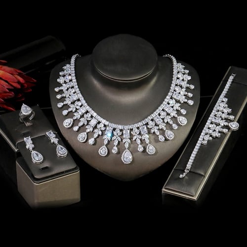 طقم زركون فخم جدا مع تاج ملكي للعروس يتكون من 5 قط...