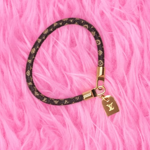 سوار ال في جلد مطبوع بشكل الزهرة بأطراف وتعليقة مط...