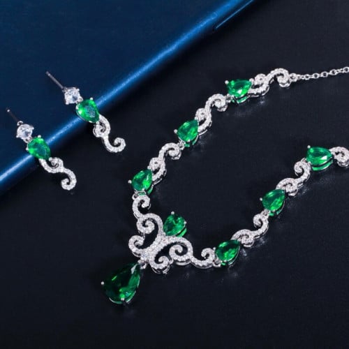 طقم زركون ناعم قطعتين فضي مزين بزركون اخضر