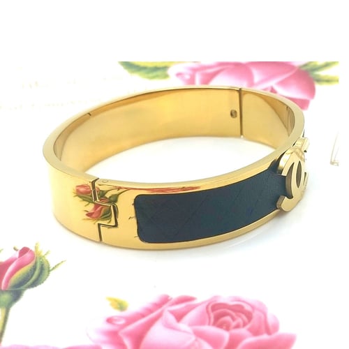 اسوارة شانيل مطلية ذهب مكسية بطبقة جلد اسود