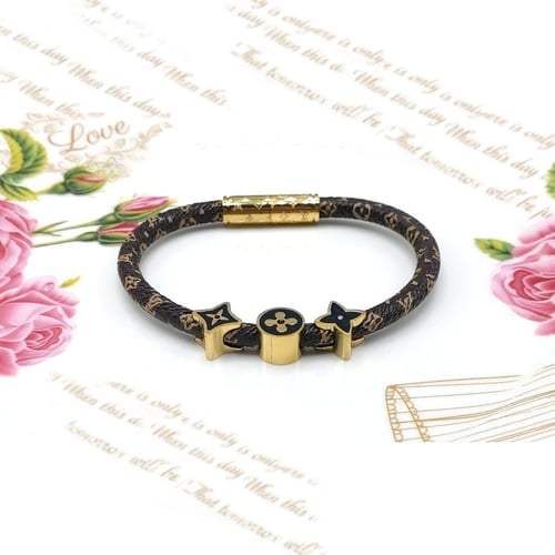 اسوارة ال في جلد بنقوش الزهرة مزينة بتصميم مستوحى...