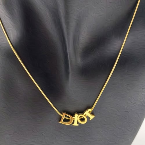 سلسال نسائي ناعم باحرف ديور