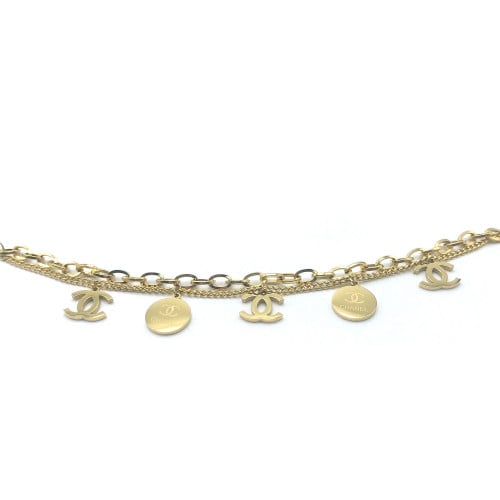 اسوارة شانيل دورين مزينة بتعليقات