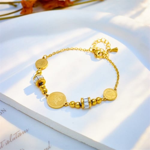 سوار مطلي بالذهب مرصع بأحجار الزركون مع تعليقات عل...