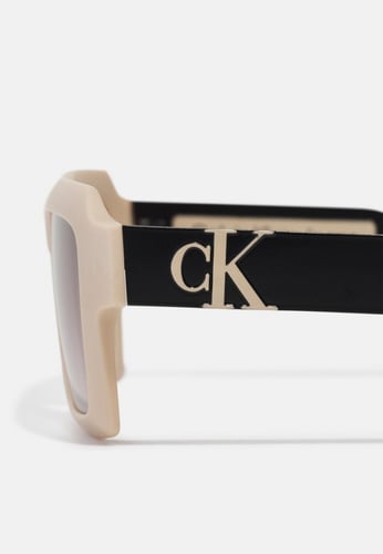 نظارة كالفن كلاين