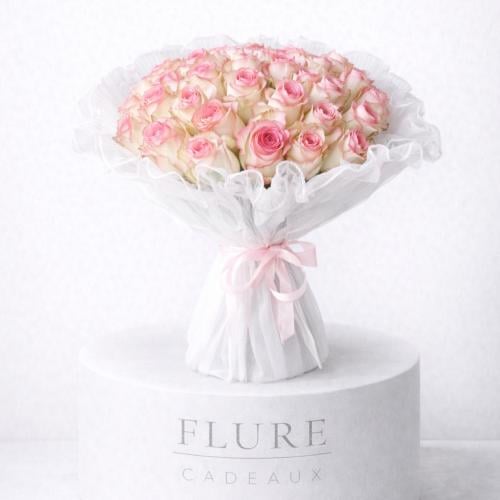 بوكية ورد جوري وردي بتغليف قماشي ابيض