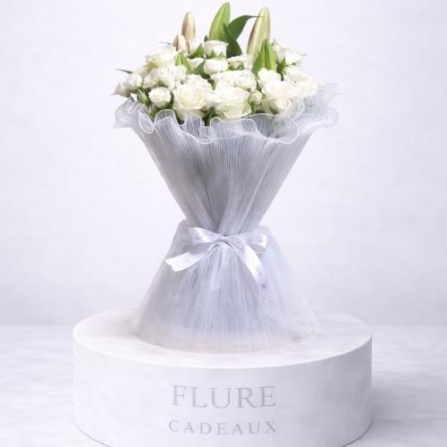 باقة الجوري الأبيض والكازابلانكا