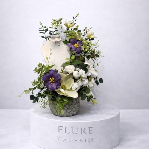 نسيق ورد صناعي مع حامل إكسسوارت