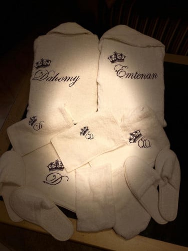 طقم ارواب حمام 8 قطعه مطرزة بالاسماء