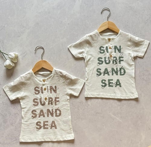 طقم ولادي كلاسيك صيفي من ثلاث قطع بنطال وقميص مخطط...