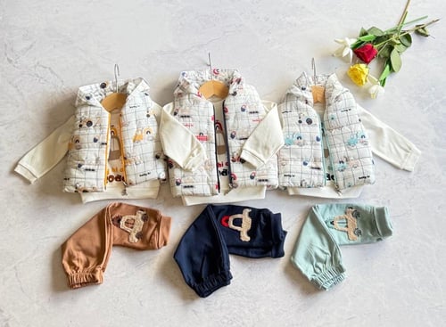 طقم شتوي ولادي 3 قطع – جاكيت مبطن برسومات سيارات و...