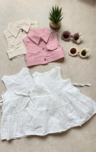 فستان دانتيل بناتي ابيض مع فيست وردي بأزرار