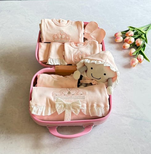 طقم هدايا مواليد بنات فخمة 10 قطع باللون الوردي