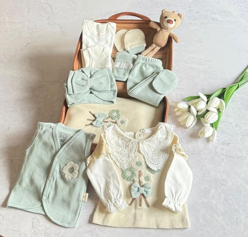 شنطة ملابس استقبال مواليد بنات 10 قطع مطرزة بالزهو...