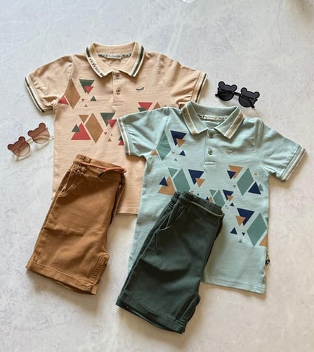 طقم ولادي كاجوال بطبعة هندسية تيشرت بولو مع شورت