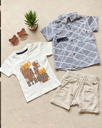 طقم شورت ولادي ثلاث قطع (تيشيرت، قميص، شورت كتان)