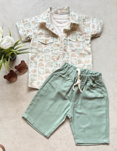 طقم شورت ولادي ثلاث قطع قميص وتيشرت وشورت