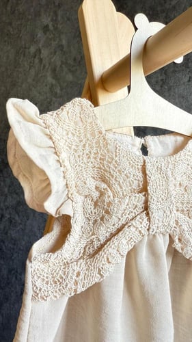 فستان بناتي صيفي بطبقة دانتيل وأكمام مكشكشة