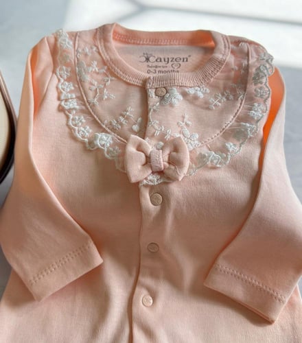 بوكس ثوب مواليد بربتوز بنات بتصميم الدانتيل الوردي